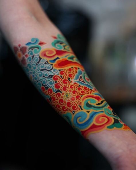 People Come To This Korean Tattoo Artist From All Over The World, Here Are 70 Examples Why Korean Tattoo, Tropical Tattoo, Korean Tattoo Artist, Sakura Tattoo, Cuff Tattoo, Korean Tattoos, Red Triangle, Iconic Artwork, Korean Culture