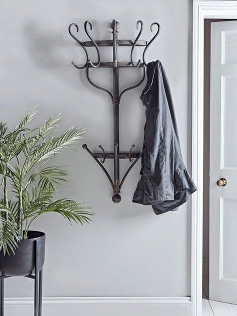 Coat Rack Alternative, Coat Stand Ideas, Wall Coat Rack Ideas, Cupboard Organization Clothes, Wall Mounted Coat Rack Entryway, Coat Rack Ideas, Clothes Storage Solutions, Small Storage Shelves, Coat Rack Stand