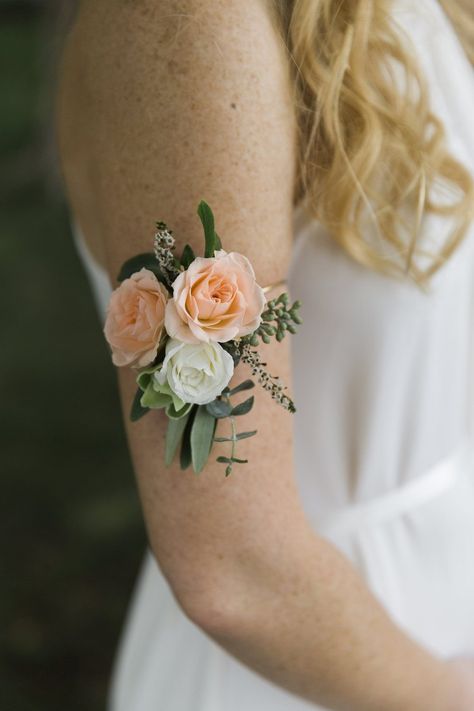 Arm Corsage Prom, Arm Corsage, Wedding Coursage, Hand Corsage, Peach And White Wedding, Arm Band Jewelry, Diy Wrist Corsage, Martha Stewart Wedding, Wearable Flowers