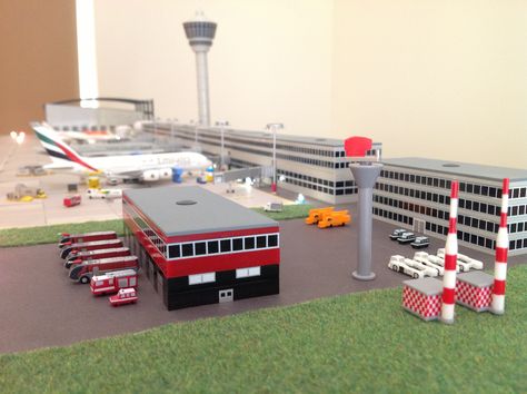 Herpa 1:500 Airport Diarama Diy Airport, Airport Diorama, Airport Tower, Lego Airport, Airport Theme, Miniature Cafe, Daycare Design, Airplane Crafts, Airport Design