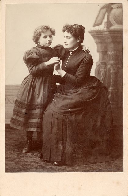 Young Helen Keller and Anne Sullivan, circa 1888. Visit the Perkins Archives Flicker page: http://www.flickr.com/photos/perkinsarchive/collections/ Helen Keller Biography, Annie Sullivan, Hellen Keller, 1889 Fashion, Anne Sullivan, The Miracle Worker, Historical People, Cabinet Card, Helen Keller