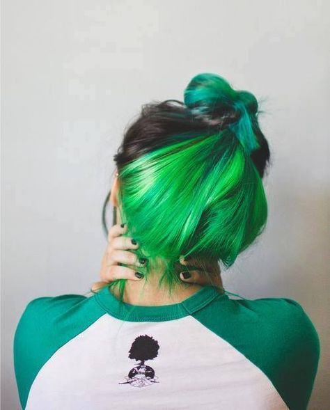 Green hair bun Underdye Hair, Black And Green Hair, Hidden Hair Color, Peekaboo Hair Colors, Hair Color Underneath, Peekaboo Hair, Hair Streaks, Makijaż Smokey Eye, Hair Color Highlights