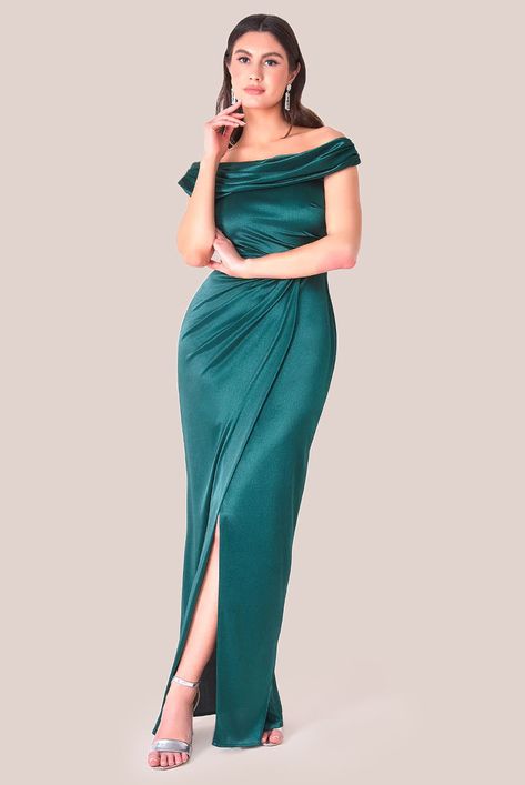 Explore top winter bridesmaid dress colours like burgundy, navy, and emerald. Find style tips for a warm, elegant look perfect for your winter wedding. Green Silky Dress, Winter Bridesmaid Dress, Bridesmaid Dress Colours, Navy And Emerald, Winter Bridesmaid, Bridesmaid Look, Winter Bridesmaids, Winter Bridesmaid Dresses, Bandeau Maxi Dress