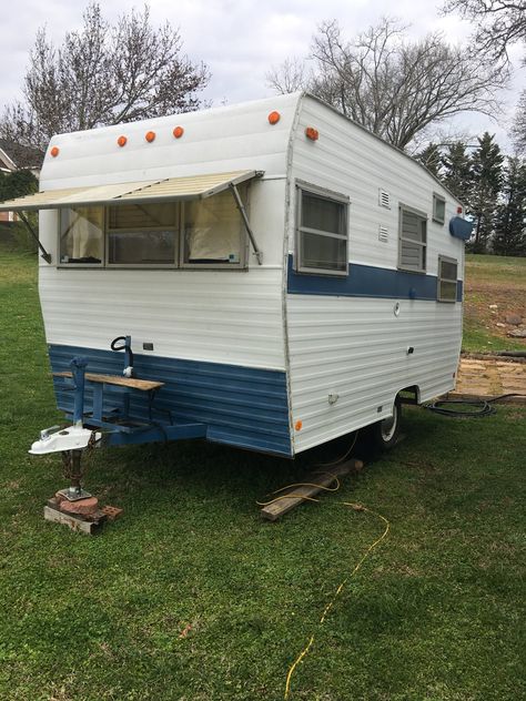 1967 Shasta Camper 13 ft long, almost completely original, original stove, vinyl flooring, and counter tops. Light weight and easy to pull. 1967 Shasta Camper, Trailers Vintage, Shasta Compact, Coleman Camping Stove, Vintage Camper Interior, Shasta Camper, Camper Trailer For Sale, Vintage Campers Trailers, Vintage Caravans