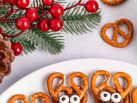 How to Make Delightful Reindeer Pretzels - NewsBreak Reindeer Pretzels, Mounds Bars Recipe, Cranberry Sauce Meatballs, Garlic Shrimp Scampi, Spider Cookies, Lemon Garlic Shrimp, Sour Foods, Salty Treats, Cheeseburger Soup