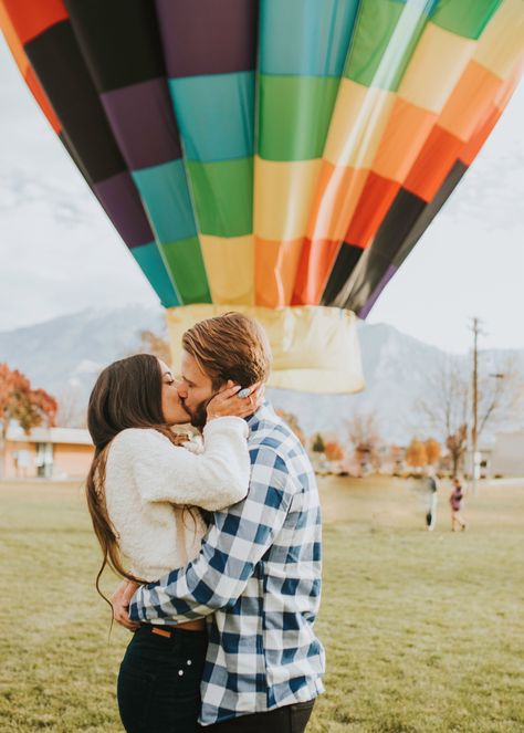 Hot Air Balloon Photo Shoot, Proposal Hot Air Balloon, Hot Air Balloon Photos, Hot Air Balloon Engagement Pictures, Hot Air Balloon Couple Pictures, Hot Air Balloon Ride Outfit, Hot Air Balloon Festival Outfit, Balloon Engagement Pictures, Hot Air Balloon Photoshoot