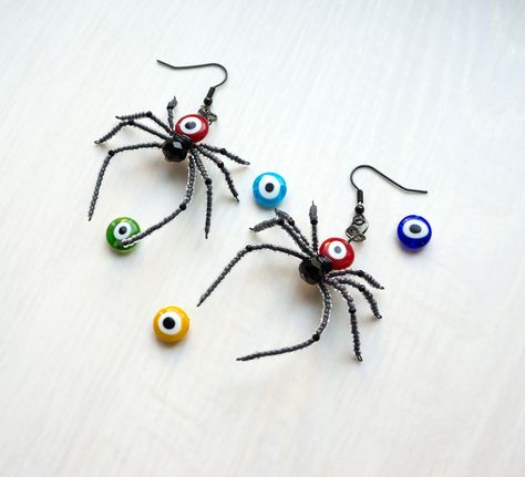 Large creepy beaded spider earrings - Evil eye Halloween party statement jewelry - Gothic style - Insect dangle black earrings https://etsy.me/2N2nRhp #etsyshop #halloween #evileye #spiderearrings #insectearrings #unusualjewelry #gothic Beaded Spider Earrings, Halloween Jewelry Diy, Halloween Beaded Jewelry, Creepy Earrings, Spiral Jewelry, Diy Earrings Easy, Cool Earrings, Beaded Spiders, Spider Earrings