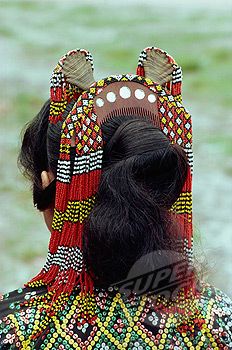 Philippines | Close up of the head dress of comb and beads of a woman of T'boli woman.  Southern Mindanao | ©Robert Harding Philippines Outfit, Philippine Mythology, Filipino Clothing, Filipino Fashion, Hairstyle For Women, Filipino Art, Philippines Culture, Philippine Art, Filipino Culture