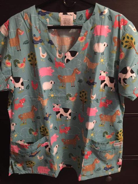 Vet Scrubs Uniform, Vet Scrubs Cute, Vet Assistant Scrubs, Veterinarian Outfit, Animals Outfit, Vet School Motivation, Vet Scrubs, Vet Tech School, Pet Store Design