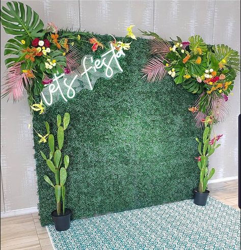 Outdoor Luau Party Ideas, Hawaiian Party Food, Havana Party, Luau Ideas, Aloha Party, Function Hall, Party Backdrops, Luau Theme Party, Graduation Party Themes