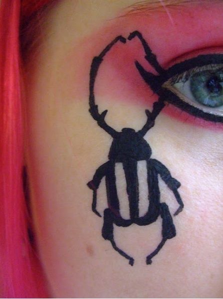 Beetle makeup, eyeliner, alt makeup, creative makeup, emo, goth Bug Makeup Looks, Beetle Makeup, Punk Eyeliner, Bug Makeup, Eyeliner Alt, Makeup Emo, Funky Makeup, Makeup Creative, Concert Makeup