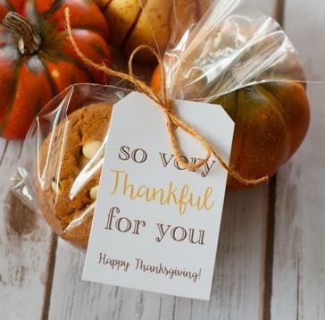 FREE "Very Thankful for You" Gift Tag Printable - Saving Toward A Better Life Thanksgiving Teacher Gifts, Volunteer Ideas, Marketing Gifts, Edward Jones, Thanksgiving Gift Tags, Thanksgiving Decorating, Teachers Thanksgiving, Thanksgiving Favors, Gift Tag Printable