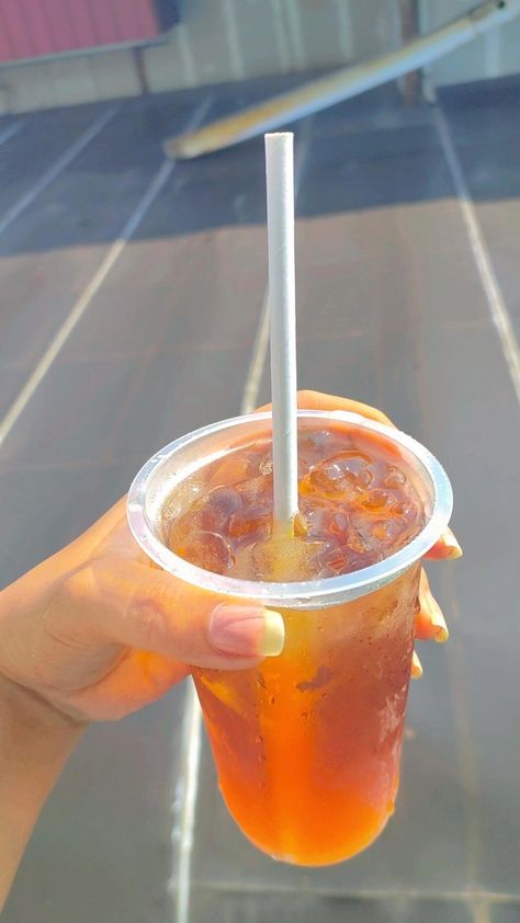 Es Teh Aesthetic, Peach Iced Tea Aesthetic, Peach Tea Aesthetic, Cold Drinks Aesthetic, Ice Tea Peach, Ice Tea Aesthetic, Peach Iced Tea, Sweet Tea Aesthetic, Iced Tea Aesthetic