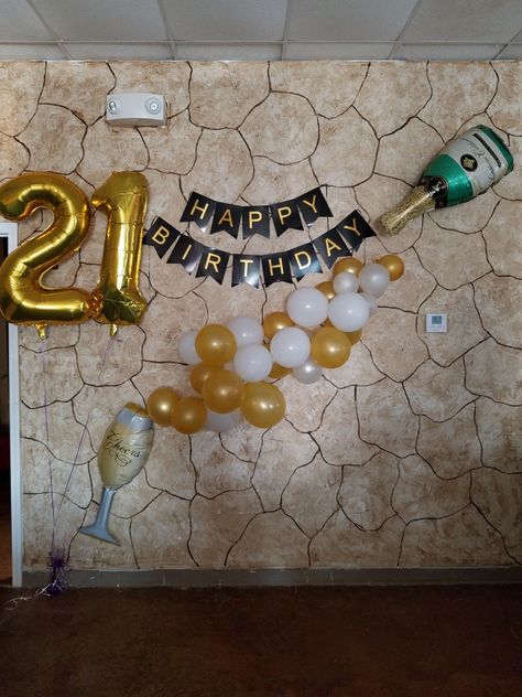 Birthday ideas! #HappyBirthday #Balloons #Champagne #Celebration #Life 21 Birthday Party Decorations, 21st Birthday Balloons, Celebration Champagne, Champagne Celebration, Champagne Birthday, 21st Bday Ideas, 21st Birthday Party, 21st Birthday Decorations, 21st Party