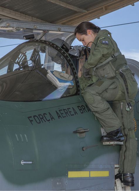 Female Pilot. Brazilian Air Force. Air Force Pilot Woman Aesthetic, Air Force Military Women, Female Air Force, Women In Aviation, Air Force Uniforms, Brazilian Air Force, Navy Pilot, Air Force Women, Air Force Military