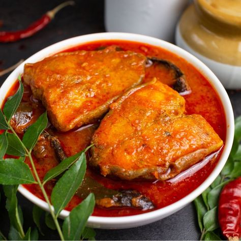 Basa Fish Recipes, Fish Curry Indian, Reheat Chicken, Fish Curry Recipe, Fried Fish Recipes, Fish Recipe, Fish Curry, Simply Recipes, Chicken Crockpot Recipes