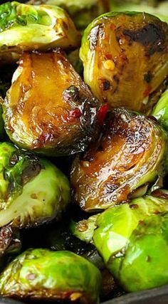 Sweet Chili Brussel Sprouts, Chili Brussel Sprouts, Grow Brussel Sprouts, Brussel Sprout Recipe, Pan Fried Brussel Sprouts, Fried Brussels Sprouts, Sprout Recipe, Fried Brussel Sprouts, Cooking Brussel Sprouts