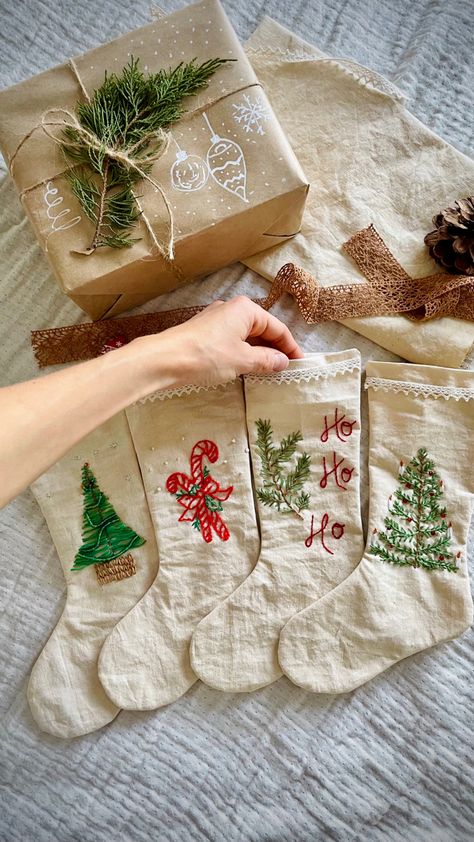 Носочки новогодние для подарков Cute Stockings Christmas Diy, Decorated Stockings Ideas Diy, Painting Stocking Ideas, Decorate Stockings Christmas, Handmade Christmas Stocking, Christmas Stocking Decorating Ideas, Stocking Decorating Ideas, Hope Embroidery, Christmas Stocking Ideas