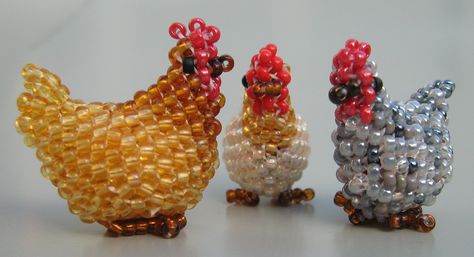 Chicken pattern from ruthkielbeadart.weebly.com 3d Beaded Animals Patterns, Beaded Chicken, Beaded Ornaments Diy, Seed Bead Art, Seed Bead Crafts, Seed Bead Flowers, Chicken Pattern, Beads Craft Jewelry, Beaded Crafts