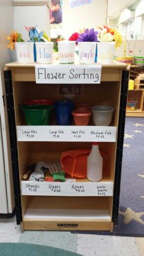 More of the flower shop Preschool Flowers, Garden Unit Study, Dramatic Play Centers Preschool, Gardening Kids Activities, Preschool Set Up, Dramatic Play Themes, Garden Unit, Preschool Garden, Prop Box