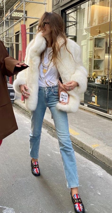 Fur Coat Outfits, Fur Outfit, Sleek Dress, Fashion Future, Mum Fashion, Coat Outfit, Exotic Fashion, Fashion Catalogue, Fashion 2024