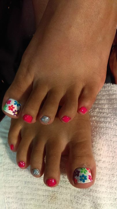 Kids Toenail Designs, Kendall Nails, Toes Nails Ideas, Flower Pedicure, Halloween Toe Nails, Flower Toe Nails, Toenail Art Designs, Nails 2025, Easy Toe Nail Designs