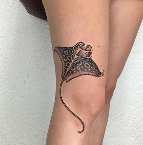 Tato Realis, Thigh Tattoos For Women, Small Thigh Tattoos, Stingray Tattoo, Black Line Tattoo, Ray Tattoo, Ocean Tattoos, Up Tattoo, Thigh Tattoos