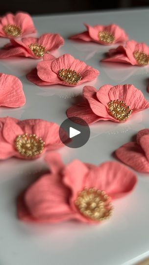 Clay Petals Flower Tutorial, Burlap Crafts Diy, Polymer Flowers, Polymer Clay Flower Jewelry, How To Make Clay, Christmas Clay, Burlap Crafts, Clay Jewellery, Polymer Clay Flowers