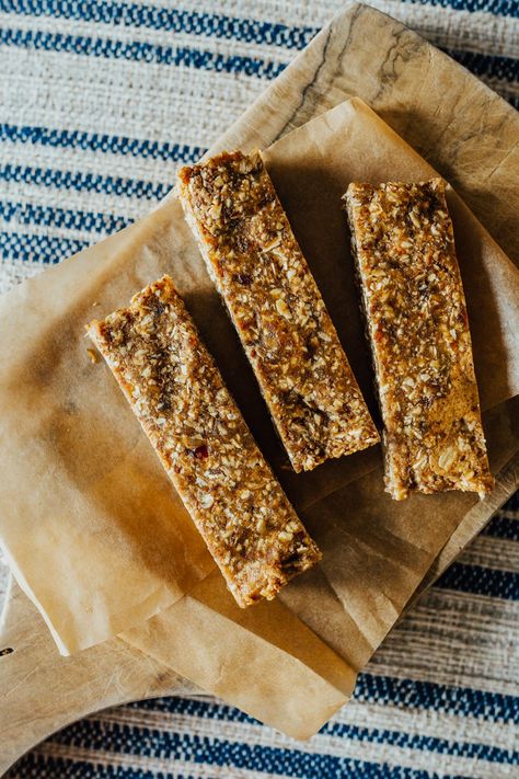 The homemade fiber bars are a great healthy date recipe. It's also the perfect, easy snack for toddlers, even picky eaters. This no bake oat bar is a a great healthy, gluten free snack for kids and adults. Click through for the easy snack recipe and more on the go snack ideas. #toddler #momhacks #fiberbars High Fiber Bars Recipe, Fiber Bars Recipe, Date Recipes Healthy, Snack Bar Recipes, Easy Snack Ideas, Oats Snacks, Almond Bars, Healthy Bars, Vegan Cakes