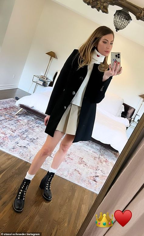 Stylish mama! Before heading out to the birthday party, Schroeder decided to take a selfie snap of herself looking trendy in a beige pleated skirt styled with a white turtleneck top and a black blazer Stassi Schroeder Style, Beige Pleated Skirt, Stassi Schroeder, White Turtleneck, Preppy Girl, Throw A Party, Turtle Neck Top, Black Blazer, Skirt Fashion