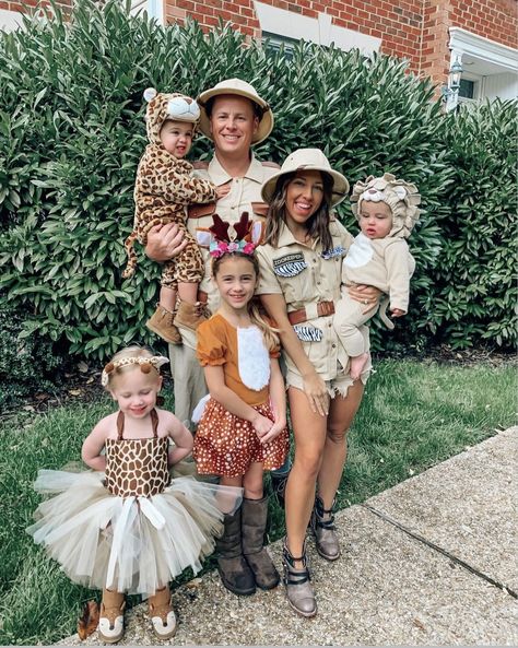 Infant Girl Halloween Costumes Family, Cute Family Of 4 Halloween Costumes, Family Costumes With Two Daughters, Family Costume 2 Daughters, Halloween Family Of 6 Costumes, Familycostume Ideas, Safari Family Halloween Costumes, Mother And Daughter Costumes Halloween, Costumes For Family Of Four