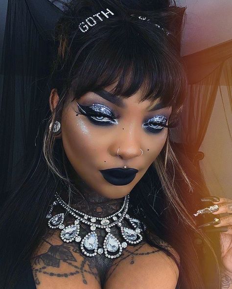 Grow Edges, Edgy Makeup Looks, White Eye Makeup, Goth Eye Makeup, Afro Punk Fashion, Punk Makeup, Cosmetic Grade Glitter, White Makeup, Alternative Makeup