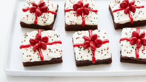 Brownies For Christmas, Easy Christmas Presents, National Brownie Day, Holiday Party Snacks, Decorated Brownies, Christmas Brownies, Brownie Frosting, Christmas Desserts Easy, Crunch Cake