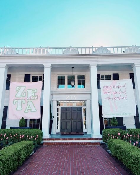 #POSITIONSPOTLIGHT 🖌️🌟🎨💭 X #BANNERBABES !!! @sarah.r.funk & @campbellccox are our incredibly talented & artistic banner chairs ! They design & paint every single banner that is hung outside of the #ZOUSE - we are so thankful to have such creative minds and dedicated girls in this #SISTERHOOD!! “It was so special working on the “Blue Jean Baby” banner because it brought so many fun memories while painting in the banner room. Seeing the final products of our function banners are always so fu... Sorority Bid Day, Fun Memories, School Banner, Baby Banners, University Of Arkansas, So Thankful, Greek Life, Blue Jean, Banner Design