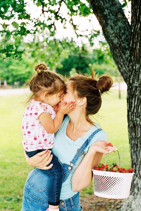 Strawberry Picking Photography, Farm Photoshoot, I Love My Family, Strawberry Farm, Sister Pictures, Strawberry Fields Forever, Berry Picking, Strawberry Picking, Farm Photography