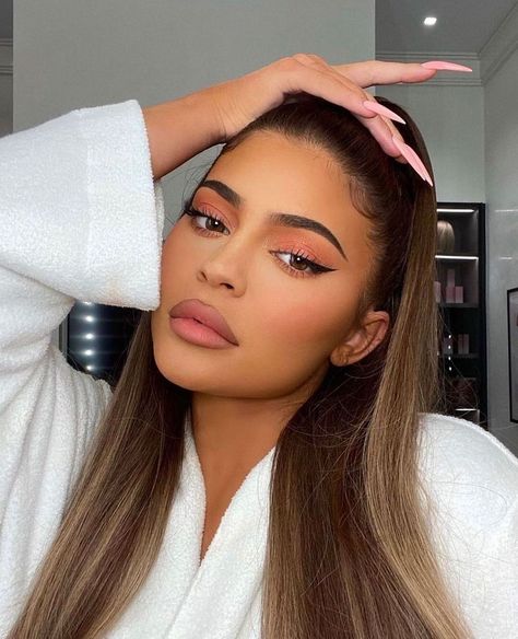 Kylie Cosmetics on Instagram: “peachy glam on boss bae @kyliejenner by @makeupbyariel using the peach extended palette and dirty peach liquid lipstick mixed with kylie…” Maquillage Kylie Jenner, Kylie Jenner Makeup Look, Kylie Jenner Icons, Stile Kylie Jenner, Jenner Hair, Look Kylie Jenner, Kylie Jenner Hair, Jenner House, Looks Kylie Jenner