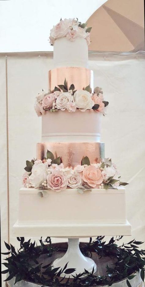 Rose gold, square bottom tier Vintage Pasta, Quince Cakes, Blush Wedding Cakes, Royal Wedding Cake, Rose Gold Wedding Cakes, Quinceanera Cakes, Square Wedding Cakes, Wedding Cake Roses, Floral Wedding Cakes