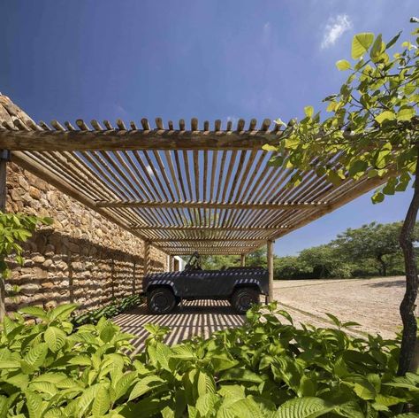 פרגולה לחניית רכבים ממוטות עגולים Outdoor Car Parking Design Home, Brazilian Home, Timber Pergola, Pole House, Wood Pergola, Wooden Poles, Casa Exterior, Concept Car Design, Shade Structure