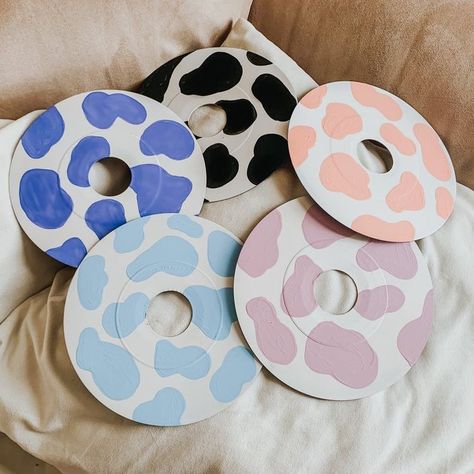 Painting Cds Ideas Aesthetic, Paint Ideas For Cds, Records Painted, Canvas Art Ideas Easy, Cd Painting Ideas Easy, Rainbow Cow Print, Painted Cds, Vinyl Record Art Ideas, Cd Idea