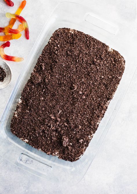 This Gluten-Free Dairy-Free Dirt Cake recipe is a Midwestern dessert favorite!! Layers of crushed chocolate sandwich cookies with a vanilla pudding layer for an easy gluten-free dessert. Add your favorite seasonal decorations! Mud Pudding, Dirt Cake Recipe, Easter Dirt Cake, Dirt Cake Recipes, Easy Chocolate Pudding, Dirt Pudding, Chocolate Pudding Cake, Cake Recipes At Home, Cake Gluten Free