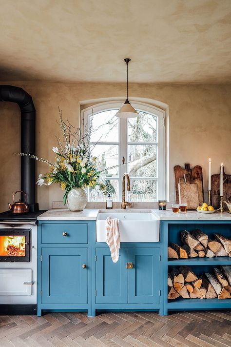 Small Garden Kitchen, White Stove, Edward Bulmer, Small White Kitchens, Natural Paint, Devol Kitchens, Best Kitchen Cabinets, Cottage Interiors, Kitchen Cabinet Colors