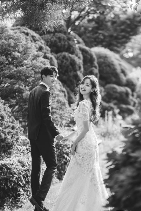 Korean Bridal Photoshoot, Basic Wedding Ideas, Wedding Poses Korean, Wedding Photo Korean, Garden Wedding Poses, Korean Wedding Photography Photo Ideas, Korean Pre Wedding Photoshoot, Prewed Simple, Korean Wedding Photos