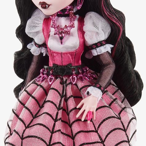 Monster High 2022 Haunt Couture Draculaura Doll - Mattel Creations Costume With Blonde Hair, Draculaura Costume, Draculaura Aesthetic, Draculaura Doll, Haunt Couture, Monster High Halloween, Original Monster, Iconic Outfits, Catty Noir