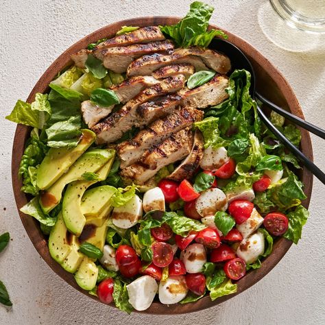 Chicken-Avocado Caprese Salad Avocado Caprese Salad, Chicken Avocado Caprese, Pollo Teriyaki, Caprese Salad Recipe, Chicken With Italian Seasoning, Bbq Chicken Salad, Pasti Sani, Healthy Chicken Breast, Balsamic Chicken