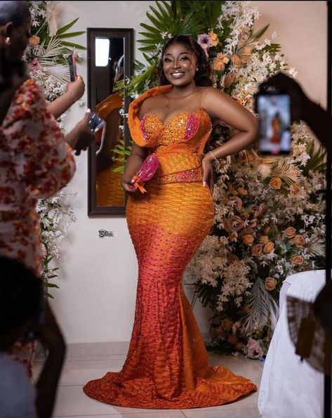 Kente Dress Ghana Traditional Weddings, Kente Dress Styles For Engagement, Bridal Kente Styles, Kente Styles For Engagement Ghana, Ghana Engagement, Goba Kente, Asoebi Designs, Ghana Traditional Wedding, Kente Dresses