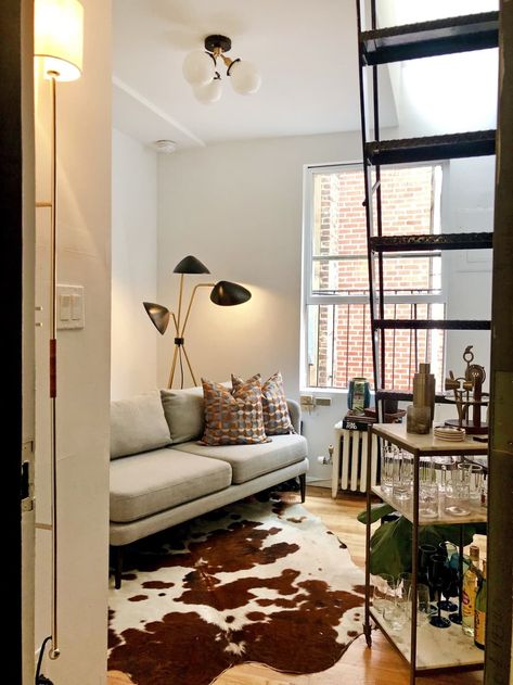 This 140-square-foot NYC studio shows just how stylish a super small space can be. | House Tours by Apartment Therapy #smallspaces #smalllivingroom #studio #studioapartment #apartmentliving #apartmentideas Small Apartment Renovations, Small Bedside Table, Apartment Decoration, Nyc Studio, Mid Century Living, Mid Century Living Room, Budget Home Decorating, Living Room Photos, Studio Living