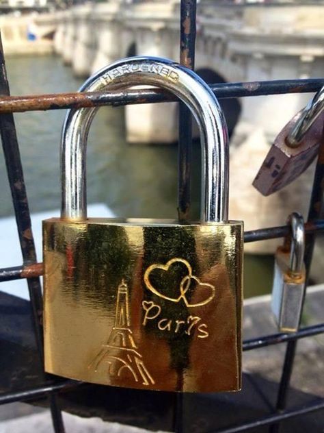 Who loves PARIS!!! www.kerlagons.com Lock Bridge, Paris Dream, Beautiful Paris, Love Lock, I Love Paris, Paris Wedding, Paris Love, Paris Photo, Paris Apartments