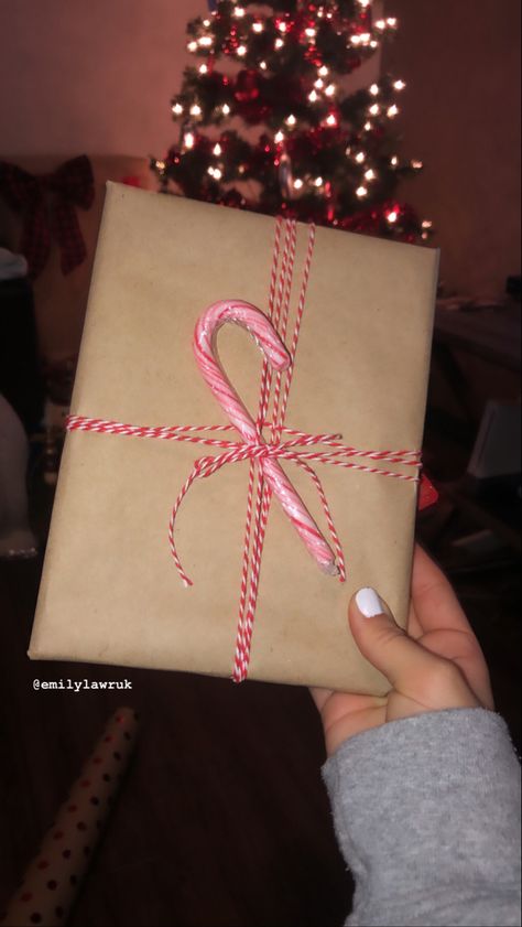 Candy cane inspired Christmas wrapping idea! Super easy & super cute! Candy Cane Gift Wrapping Ideas, Decorate Gift Boxes, Candy Cane Gifts, Xmas 2024, Candy Canes, Christmas Wrapping, Christmas Presents, Gift Boxes, Gift Wrap