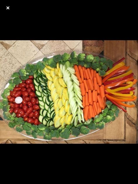 Fest Mad, Decorações Com Comidas, Vegetable Tray, Vegetable Platter, Vegetable Carving, Party Food Platters, Food Carving, Easy Food Art, Veggie Tray