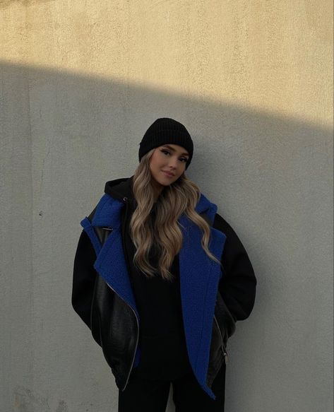 Black And Blue Winter Outfits, Blue Winter Outfits, Blue Beanie Outfit, Blue Outfit Winter, Beanie Outfit, Blue Beanie, Blue Winter, Chill Outfits, Gothic Fashion